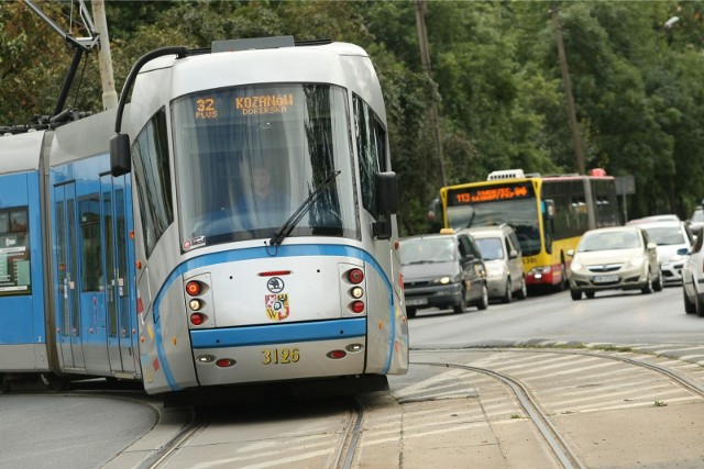 Tramwaje omijają ulice Glinianą w centrum Wrocławia.