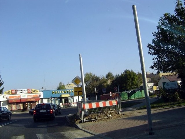 Na skrzyżowaniu ulic 1 Maja i Kilińskiego w Opatowie postawiono już słupy, na których pojawi się sygnalizacja świetlna.