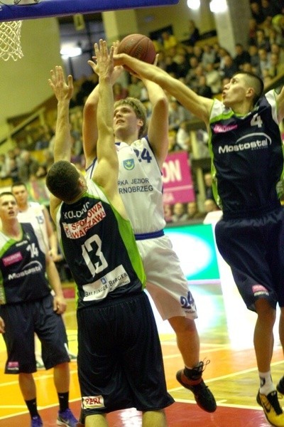 Koszykarze Siarki Jezioro Tarnobrzeg (z piłką zdobywca 35 punktów Przemysław Karnowski) zakończyli sezon wyjazdowym zwycięstwem nad AZS Politechnika Warszawska. 