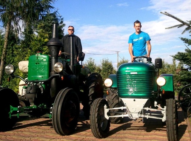 Paweł Wiadrowski (z lewej) i jego syn Mateusz wybrali się kilkusetkilometrową podróż zabytkowymi ciągnikami.