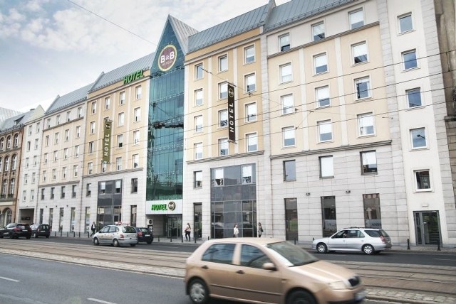 Hotel położony jest w centrum Wrocławia, przy ul. Piotra Skargi 24-28, w sąsiedztwie Rynku Starego Miasta, Galerii Dominikańskiej oraz w bliskiej odległości od Dworca Głównego PKP