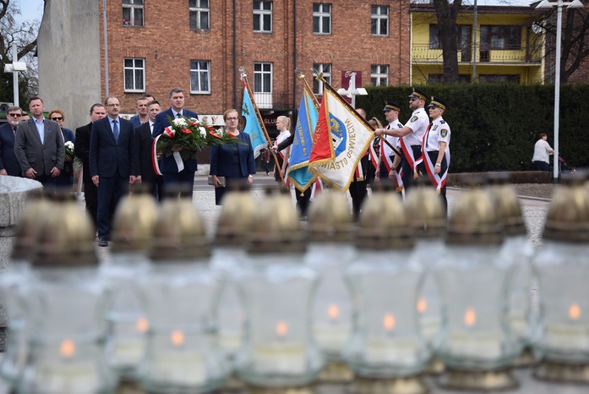 W 8. rocznicę katastrofy smoleńskiej władze miasta i powiatu oświęcimskiego razem z mieszańcami oddali hołd ofiarom katastrofy lotniczej