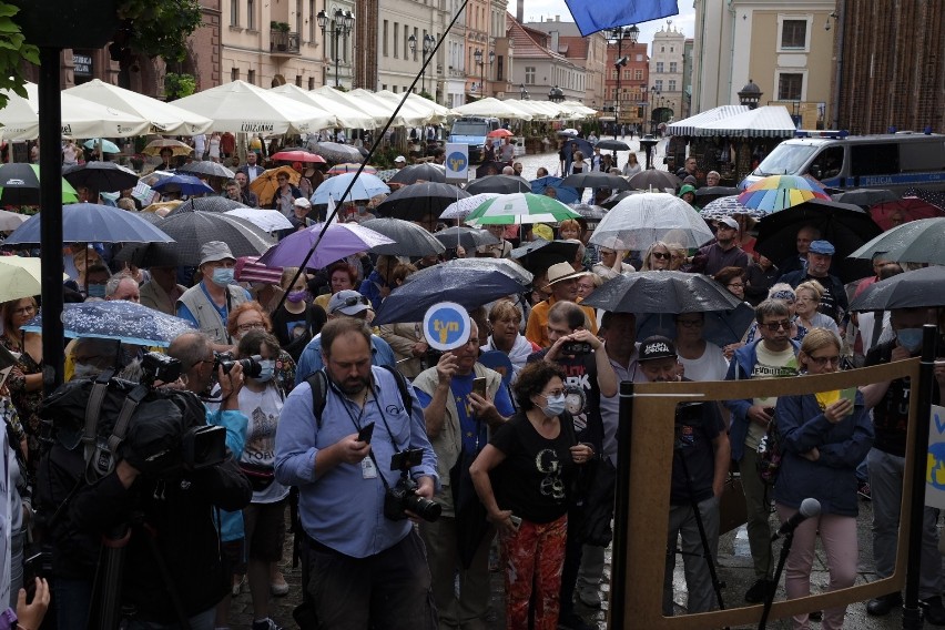 Manifestacja "Wolne media, wolni ludzie, wolna Polska" pod pomnikiem Kopernika w Toruniu [Zdjęcia]