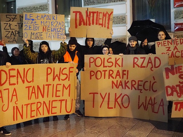 Studenci Szkoły Filmowej w Łodzi protestujący przed Urzędem Wojewódzkim przy ulicy Piotrkowskiej