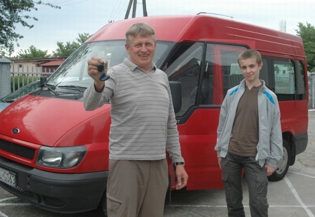 - Nowym fordem już jeździmy! - mówią kierowca Leszek Cholak i gimnazjalista Maciek Gniadek.