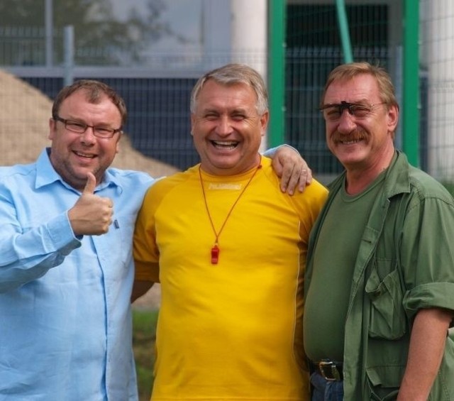 Trener Marek Motyka z aktorami grającymi w "Ranczo&#8221; - filmowym Hadziukiem (z lewej) i Solejukiem.