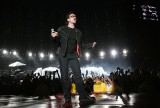 Koncert U2 na Stadionie Śląskim w Chorzowie. 17 lat temu Bono i spółka porwali publiczność. Pamiętacie wielką flagę? Zobaczcie ZDJĘCIA