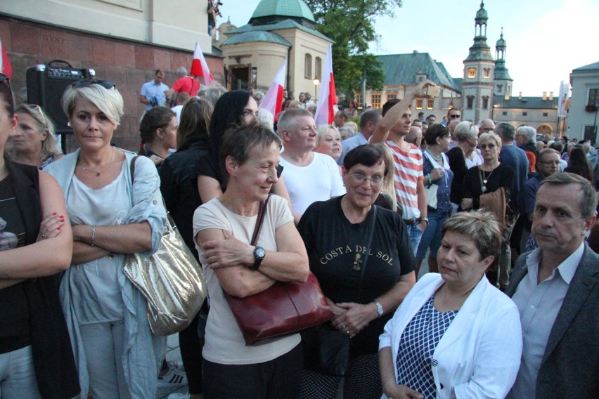 Wielka manifestacja w centrum Kielc „Wolne Sądy” z tysiącami uczestników  