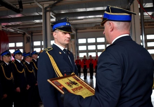 Dyplom komendanta głównego PSP gen. bryg. Leszka Suskiego, otrzymał st. asp. Dariusz Pacion, wręczył naczelnik Wydziału Łączności i Informatyki w Komendzie Wojewódzkiej PSP w Kielcach bryg. Jakub Kubicki.