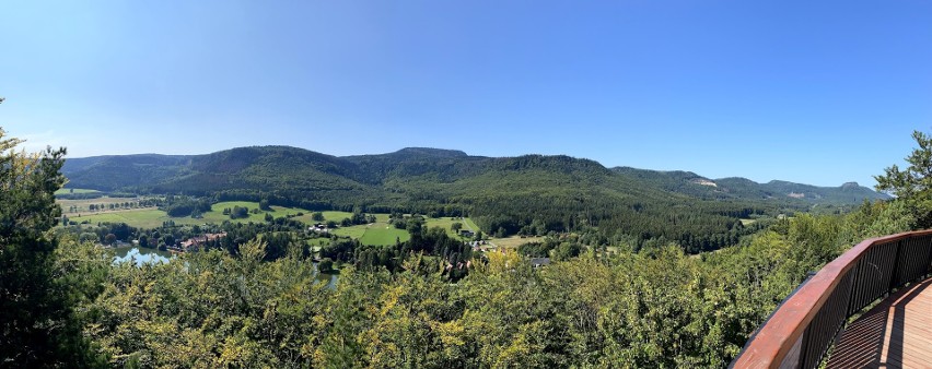 Z punktu widokowego na Górze Guzowatej (450 m n.p.m.)...