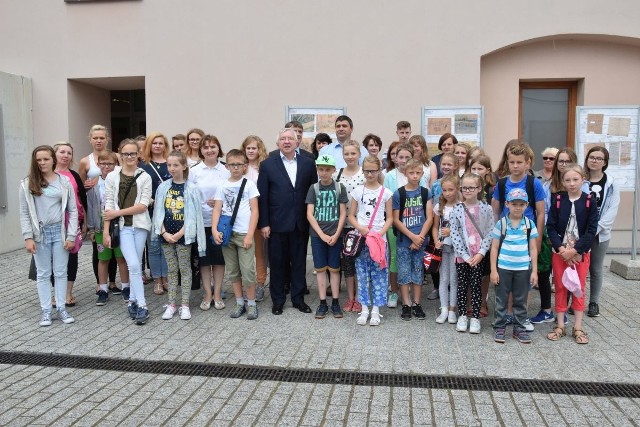 Grupa uczniów z gminy Mirzec przed budynkiem Ośrodka Myśli Patriotycznej i Obywatelskiej w Kielcach z poseł Krzysztofem Lipcem, wiceprzewodniczącym Sejmiku województwa świętokrzyskiego Andrzejem Prusiem i Radosławem Koniarzem.