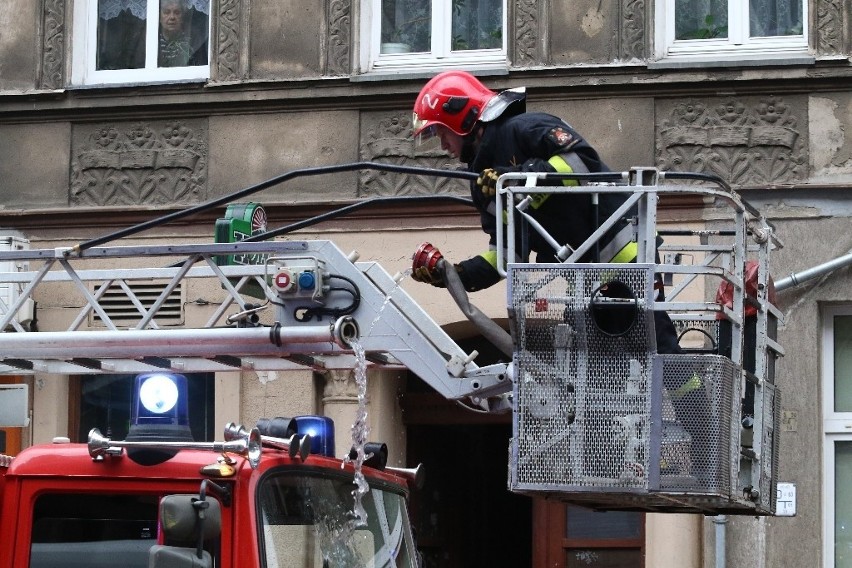 Ogromny pożar na Nowowiejskiej. Ulica była zamknięta