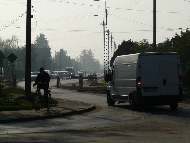 Remont drogi wojewódzkiej poza Pabianicami - są już "tylko" trzy wahadła