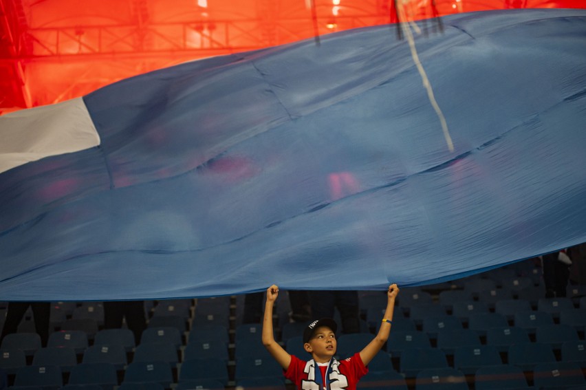 02.09 Kibic trzyma wielką flagę podczas meczu Wisła Kraków -...