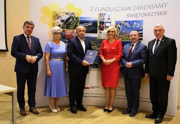 Burmistrz Osieka Rafał Łysiak (w środku) nie ukrywa zadowolenia z pozyskanych pieniędzy