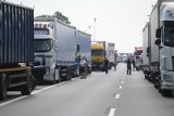 Wypadek na zjeździe z S8 na S5 we Wrocławiu. Zderzyły się dwa samochody osobowe i ciężarówka