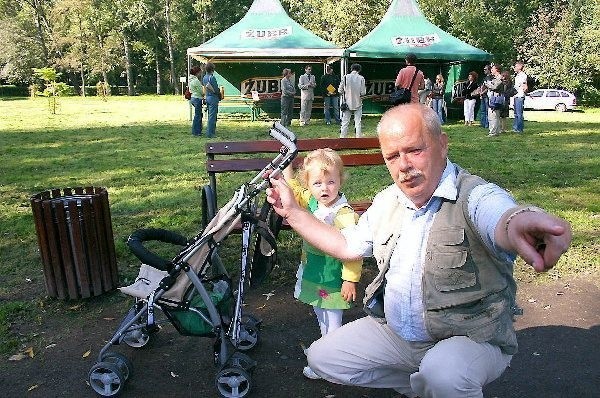 Samorządowcy i goście z Żubra uroczyście  przecinają wstęgę, a dwuletnia Martynka Spisak  w tym czasie spaceruje z dziadkiem