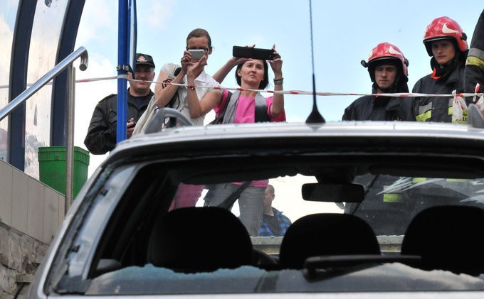 Uwaga! Auto wpadło w przejście podziemne na rondzie Jagiellonów [ZDJĘCIA, WIDEO]