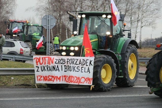 Podczas wtorkowego protestu rolników, przy zjeździe z autostrady A1 w Gorzyczkach, na jednym z ciągników umieszczono flagę ZSRR i ręcznie wykonany napis: "Putin zrób porządek z Ukrainą i Brukselą i z naszymi rządzącymi".