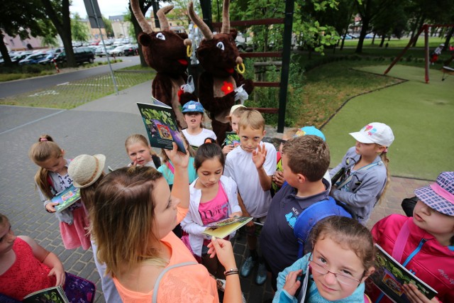 Uczniowie klasy IId z „siódemki” wraz z wychowawczynią Romą Cajtel i dwoma turami rozpoczynają wędrówkę po parku.