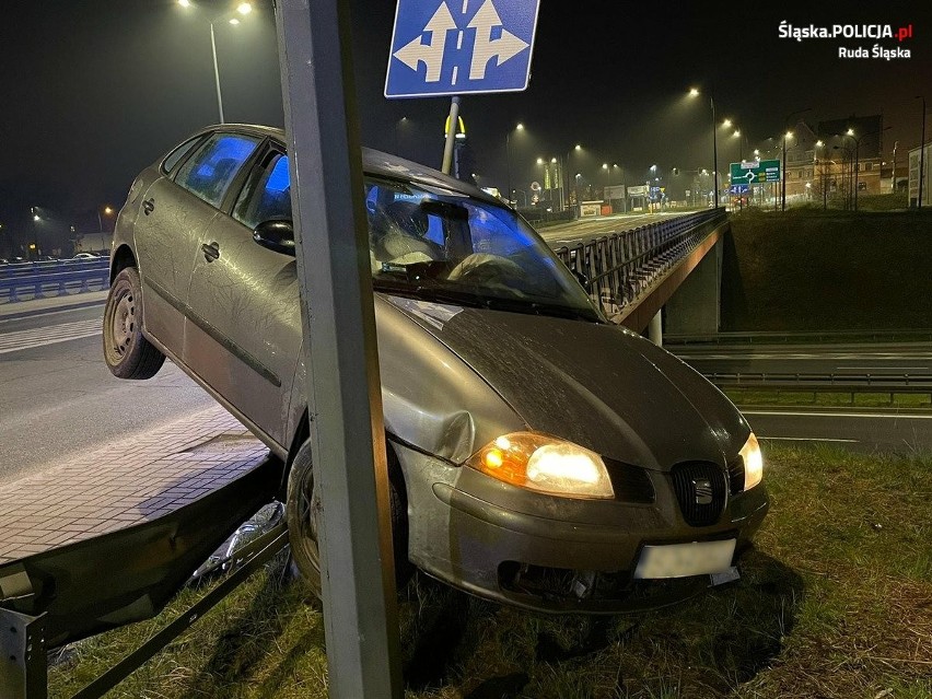 W Rudzie Śląskiej pijany kierowca seata jadąc z dużą prędkością zatrzymał się dopiero na barierkach energochłonnych