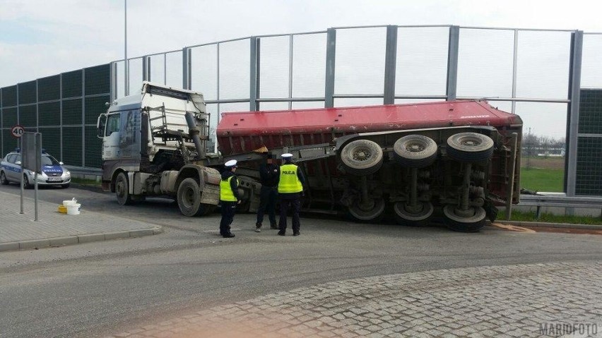 Ciężarówka przewożąca grys przewróciła się na rondzie na...