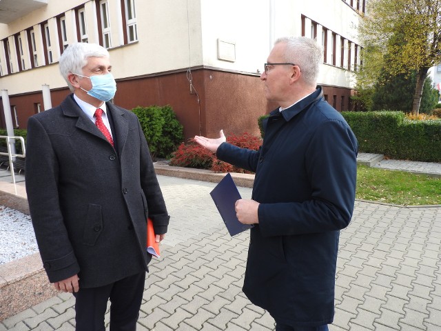 Wojewoda Bohdan Paszkowski i poseł Robert Tyszkiewicz w trakcie rozmowy o pomocy poszkodowanym przez rygory stanu wyjątkowego