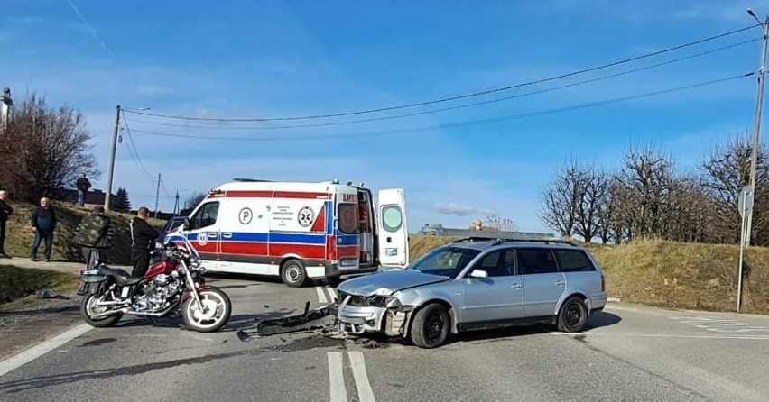 Wypadek w Pęchowie. Krajowa „dziewiątka” zablokowana. Motocyklista w szpitalu