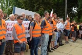 Kontrmanifestanci podczas II Marszu Równości ZDJĘCIA Liczna grupa przeciwników marszu i lgbt pod Jasną Górą