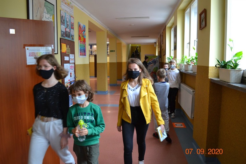 Szkoły w czasie pandemii. Sprawdzamy, jak wyglądają pierwsze dni nauki we włoszczowskiej "Dwójce" [ZDJĘCIA]