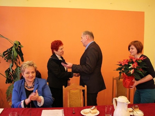 Burmistrz Ulanowa Stanisław Garbacz składa gratulacje prezes Bronisławie Greber.