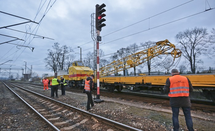 Do wykolejenia pociągu doszło we wtorek 15 marca na torach w...