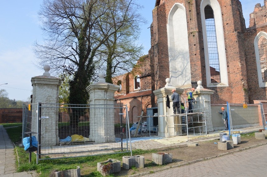 Przy ruinach kościoła św. Mikołaja powstaje ogrodzenie jak sprzed lat
