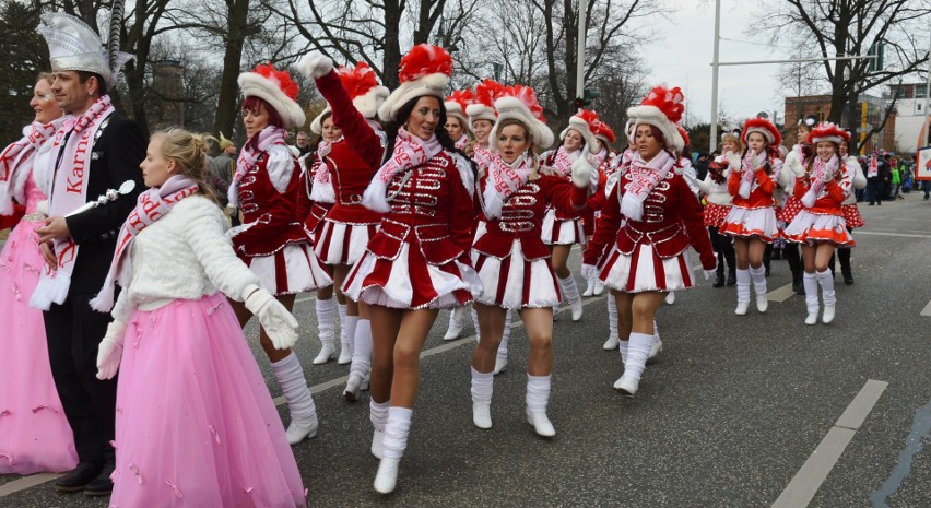 Karnawałowe szaleństwo na ulicach Cottbus (Chociebuża). W...