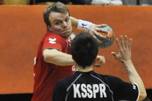 Łukasz Kulak (z piłką) i jego koledzy z Gwardii w tym sezonie pokonali już ekipę z Końskiego w meczu ligowym i kontrolnym.