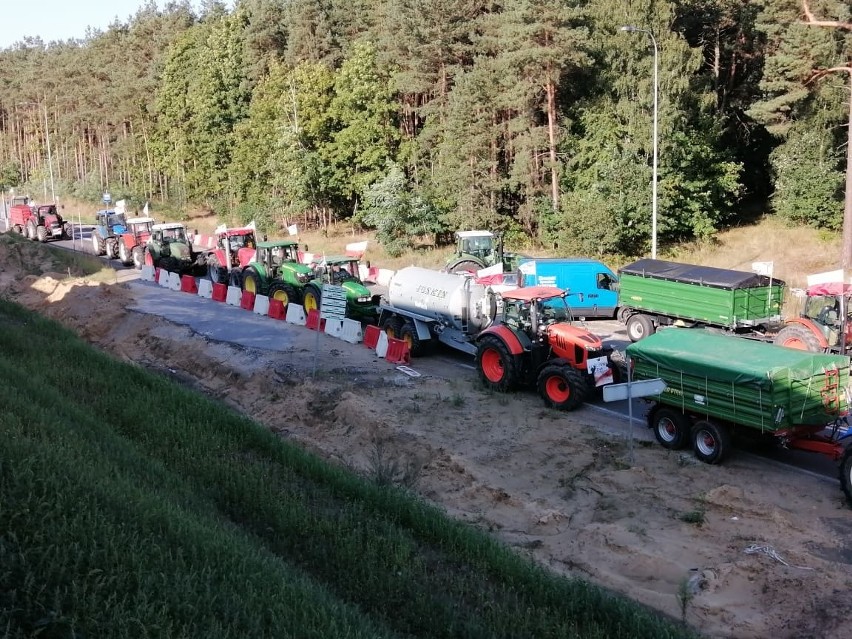 Od rana 24 sierpnia 2021 trwa protest rolników w Kołaczkowie...