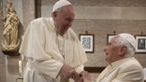 Papież Franciszek prosi o modlitwę za bardzo chorego Benedykta XVI. Do apelu dołączył m.in. Episkopat Polski