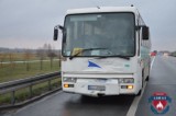 Śmiertelny wypadek na A2 w Łódzkiem. Kierowca samochodu osobowego potrącony przez autokar. Autostrada zablokowana [ZDJĘCIA]