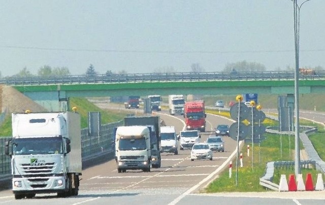 Rusza przegląd gwarancyjny i naprawy doraźne na drogach w rejonie Łodzi. Sporo będzie się działo m.in. na autostradzie Tuszyn - Stryków. Ekipy malujące pasy na jezdniach pojawią się także w okolicach Sulejowa i Opoczna.Po dwóch latach od oddania do użytku wschodniej obwodnicy Łodzi, czyli fragmentu autostrady A1 Tuszyn - Stryków, rozpoczyna się przegląd nawierzchni w ramach gwarancji. W przypadku wykrycia usterek, przeprowadzone zostaną od razu także ewentualne drobne naprawy jezdni.