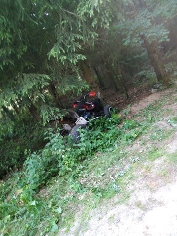 Wypadek quada na drodze leśnej w Podkomorzycach. Jedna osoba poszkodowana. Kierowca pijany