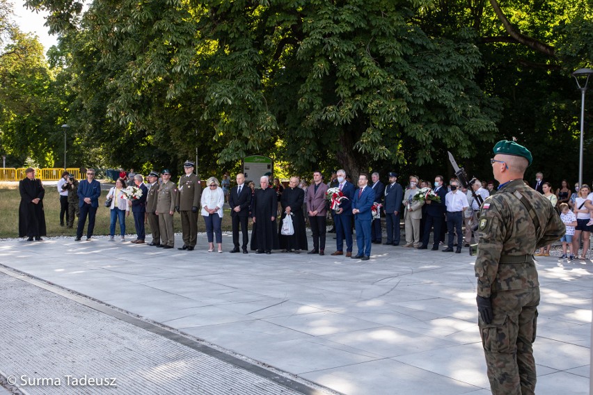 Stargard. W 76. rocznicę wybuchu powstania warszawskiego mieszkańcy spotkali się pod pomnikiem patriotycznym