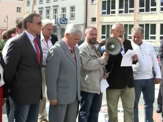 Przeciwko arogancji i bucie - pod takim hasłem zorganizowano dzisiaj o 16.16 w Koszalinie protest przed tutejszym ratuszem.