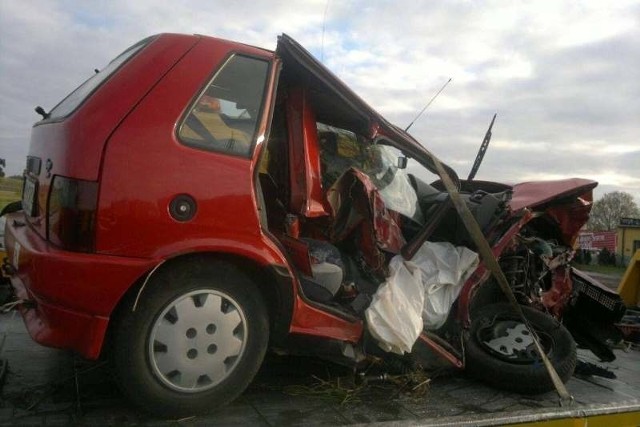 Wypadek w Magnuszowicach. Pasażerka fiata uno zginęła na miejscu, a kierująca została odwieziona do szpitala.