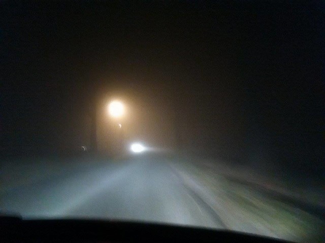 Gęsta mgła na drodze niedaleko Ciechocina, w powiecie golubsko-dobrzyńskim.