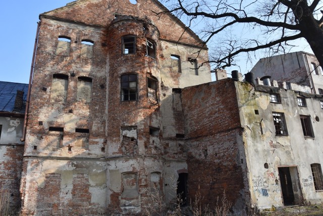 Ruiny młynu Szancera od wielu lat nie mogą doczekać się zagospodarowania i straszą w centrum Tarnowa