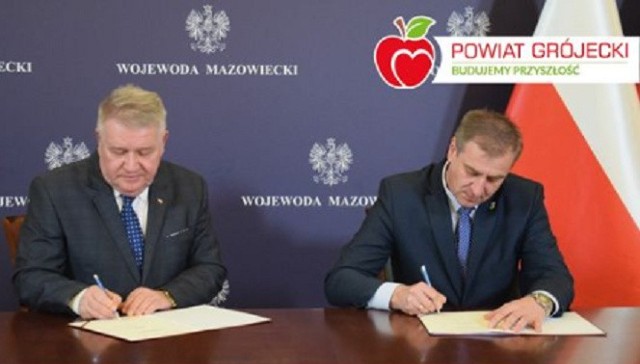 Starosta grójecki, Krzysztof Ambroziak - po prawej, podczas podpisania umowy na dofinansowanie przebudowy drogi powiatowej w Mogielnicy.