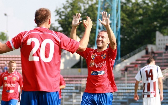 Radość po pierwszym golu dla Odry. Zdobył go Marek Gładkowski (z prawej), a asystował mu Maciej Michniewicz (nr 20).