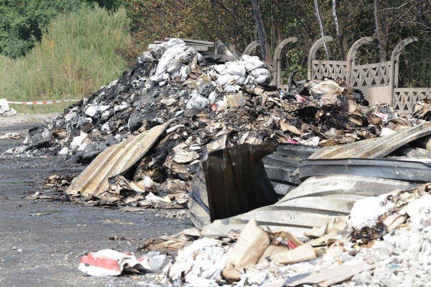 Pożar hali magazynowej w Ogrodzieńcu [NAJNOWSZE ZDJĘCIA]