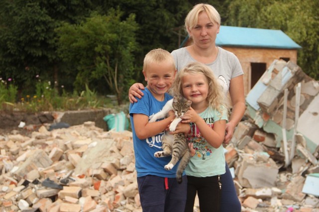 Paula Wroniak z dziećmi, z Fabianem i Emilką, na gruzach spalonego domu w Janczewie.