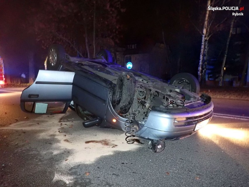 Osobowe auto dachowało na ulicy Gliwickiej w Rybniku....